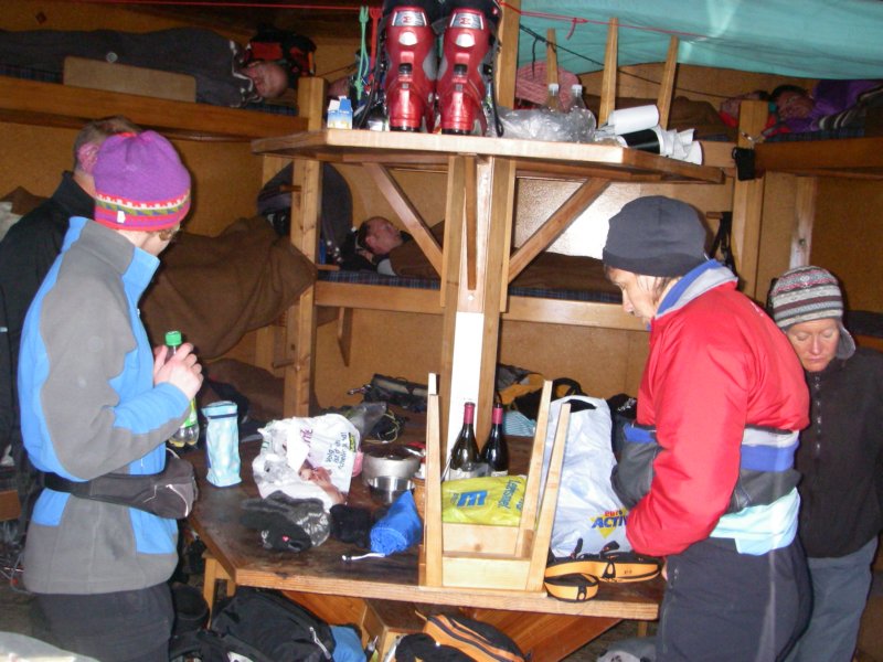 immittelaletschbiwak3013m27personenin13betten.jpg