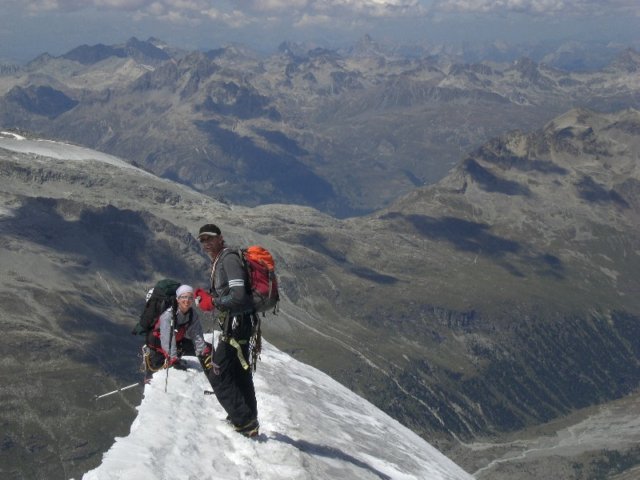 amgipfelgratderschneekuppe3918mhierdrehenwirwiederumsindzusptdran.jpg