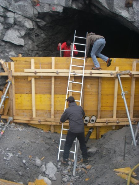 wirwerfeneinenblickindiecaverne.jpg